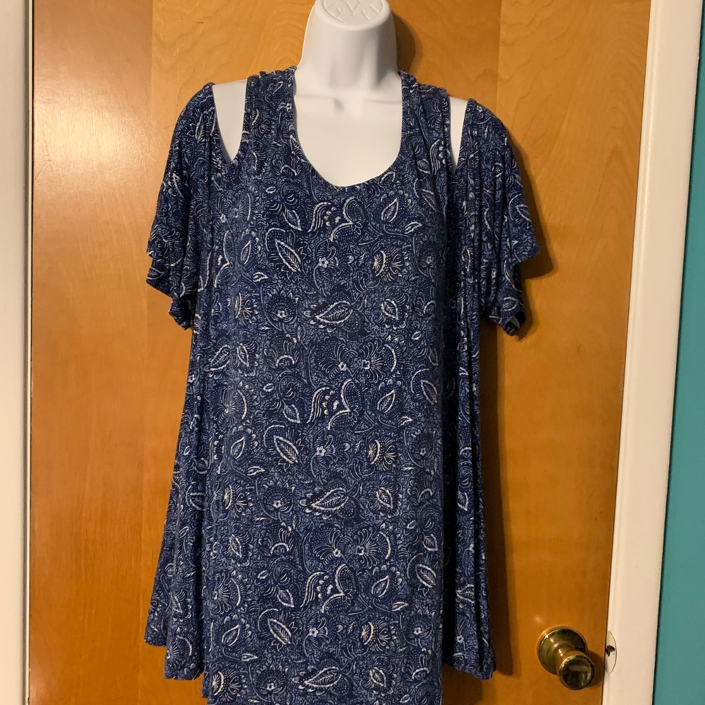 Pretty Cold Shoulder Top - Picture 2 of 5